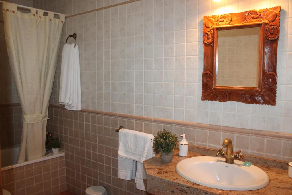 łazienka z umywalką i lustrem w obiekcie Apartamentos Rurales Rosendo: La Madre Selva w mieście Capileira