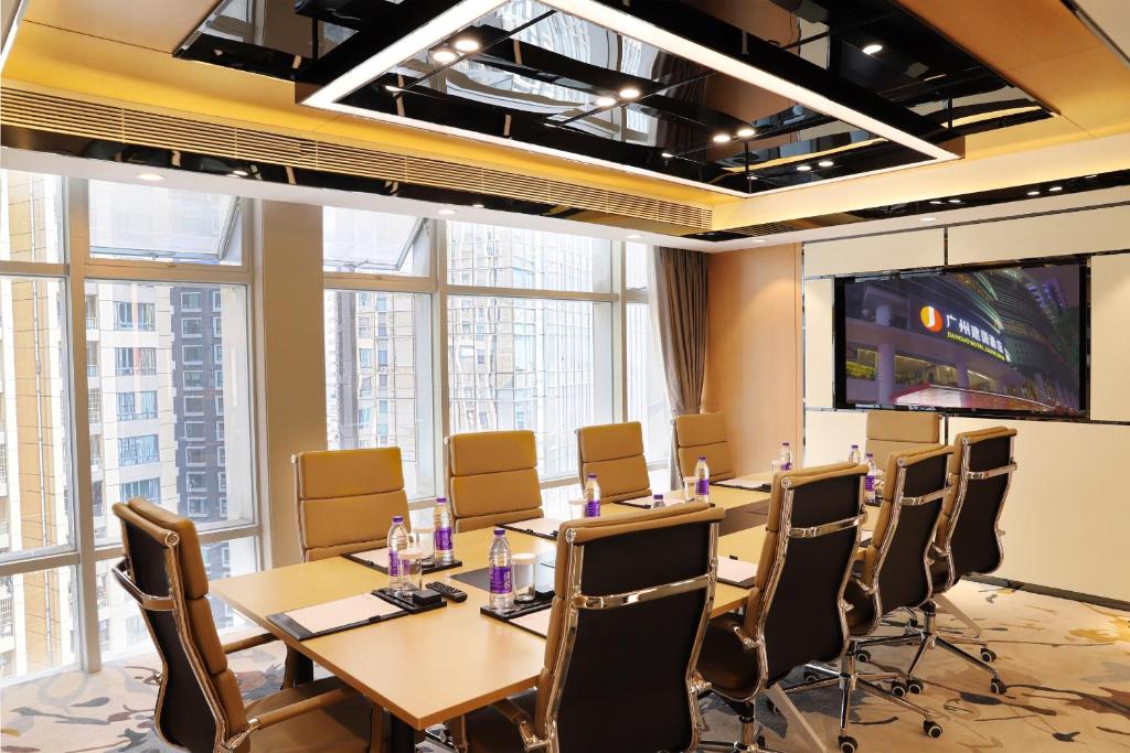 TV a/nebo společenská místnost v ubytování Jianguo Hotel Guangzhou