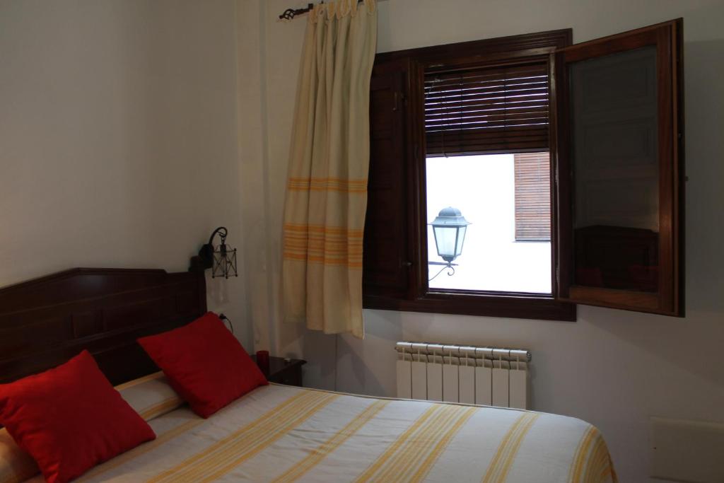 Posteľ alebo postele v izbe v ubytovaní Apartamentos Rurales Rosendo: La Albahaca