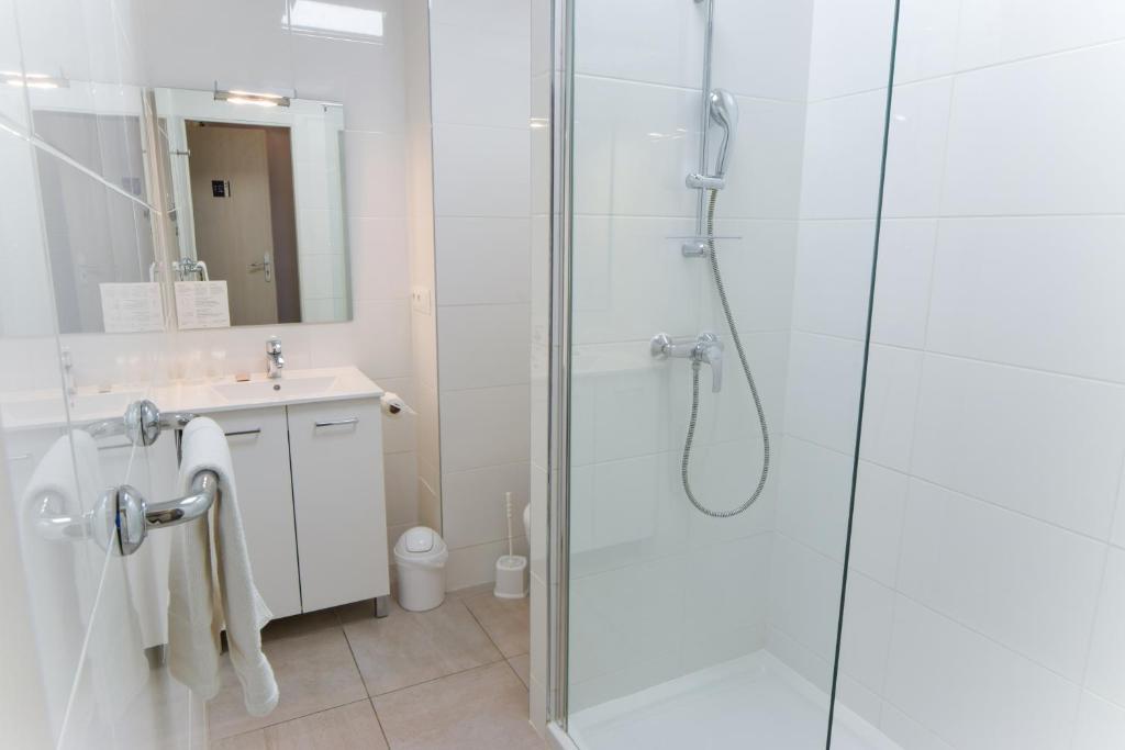 Un baño de Hotel Sables D'or
