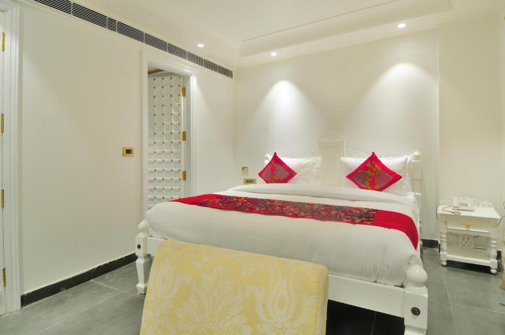Postel nebo postele na pokoji v ubytování The Pinky Villa - Heritage Boutique Suites