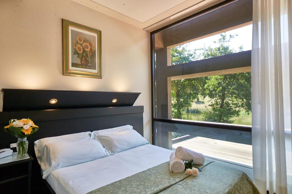 Postel nebo postele na pokoji v ubytování Hotel Lago Verde