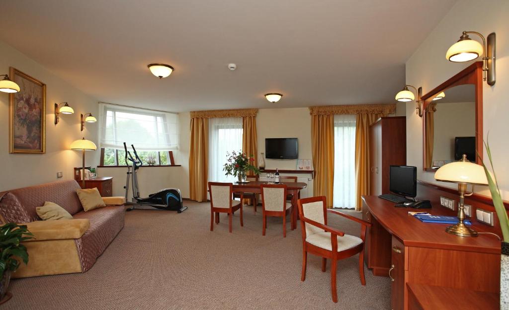 Televízia a/alebo spoločenská miestnosť v ubytovaní Hotel Great Polonia Conrad Kraków