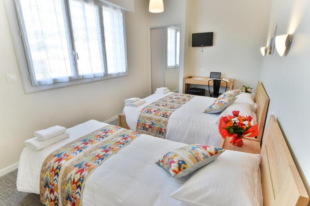 Una cama o camas en una habitación de Hotel Sables D'or