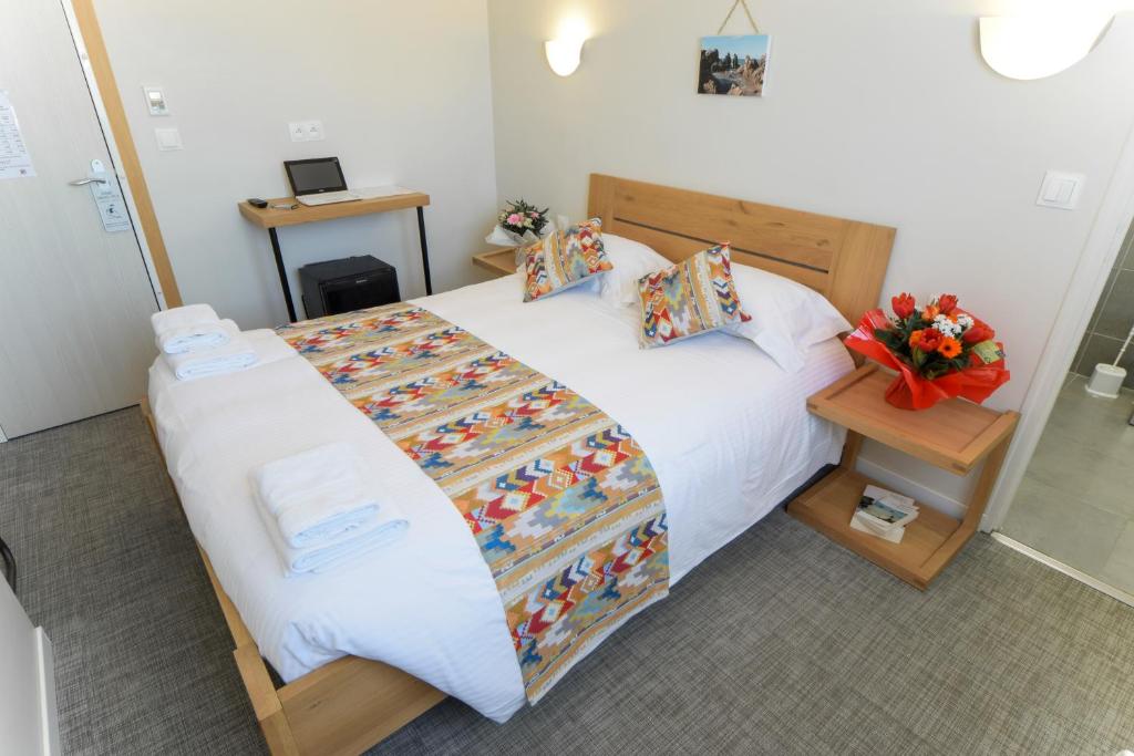 Una cama o camas en una habitación de Hotel Sables D'or