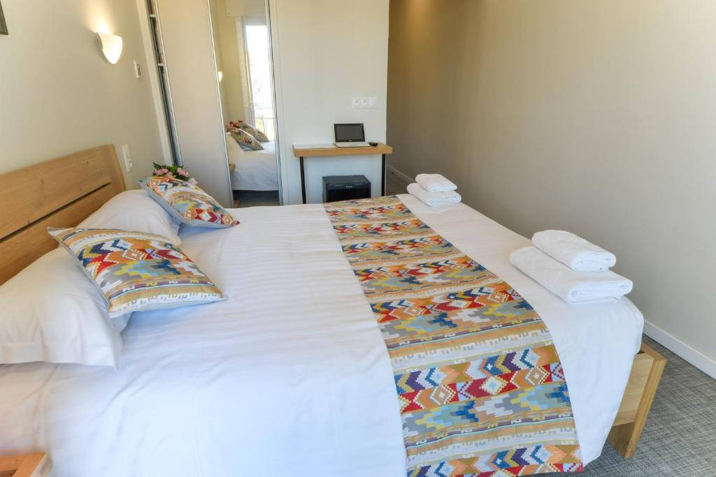 Una cama o camas en una habitación de Hotel Sables D'or