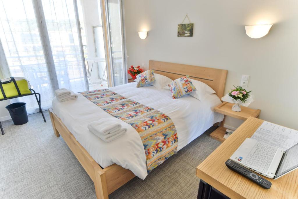 Postel nebo postele na pokoji v ubytování Hotel Sables D'or