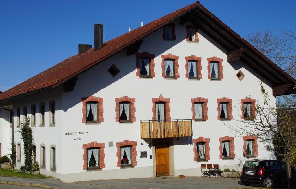 ein großes weißes Gebäude mit Balkon in der Unterkunft Ferienappartements Fam. Haselberger in Mauth