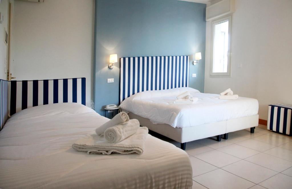 Postel nebo postele na pokoji v ubytování Hotel Majorca sul Mare in centro a Riccione