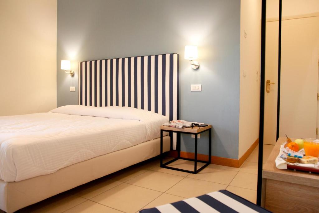 Postel nebo postele na pokoji v ubytování Hotel Majorca sul Mare in centro a Riccione
