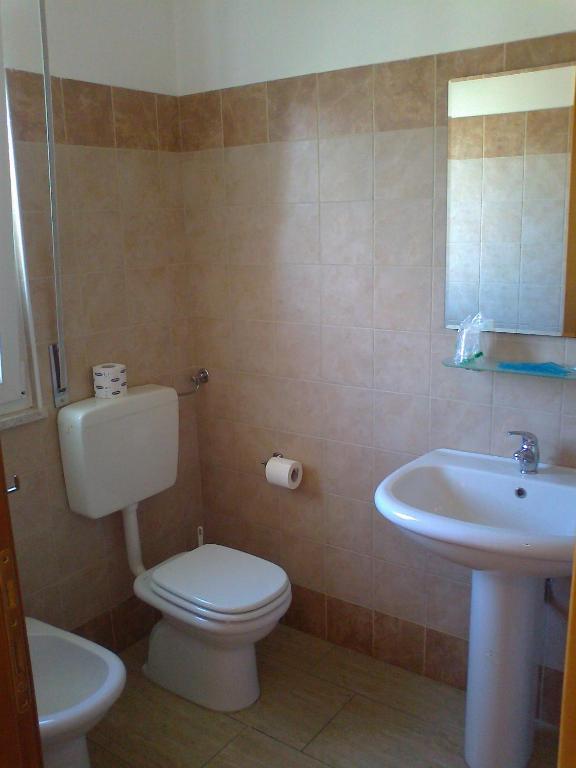 łazienka z toaletą i umywalką w obiekcie Life Hotel w mieście Ariano Irpino