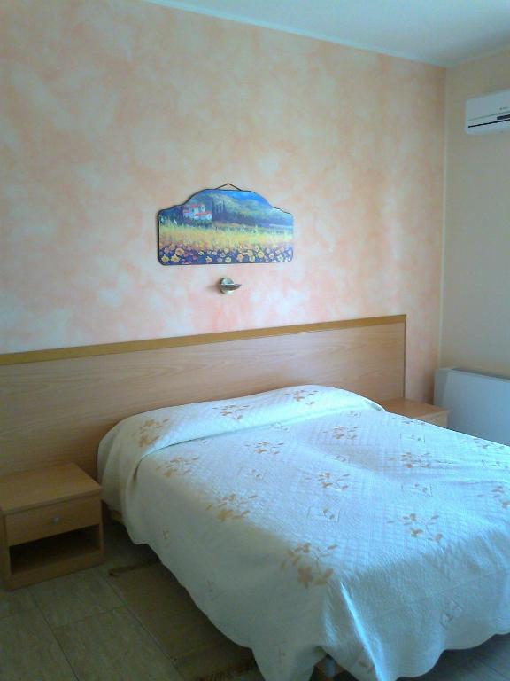 sypialnia z łóżkiem z niebieską kołdrą w obiekcie Life Hotel w mieście Ariano Irpino