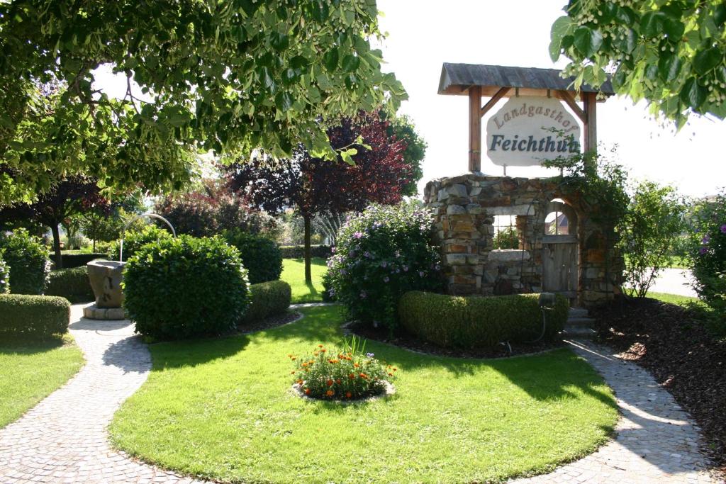 un jardin avec un panneau indiquant un restaurant dans l'établissement Pension Feichthub, à Nussbach