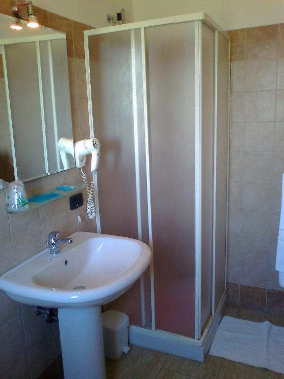 łazienka z umywalką i prysznicem w obiekcie Life Hotel w mieście Ariano Irpino