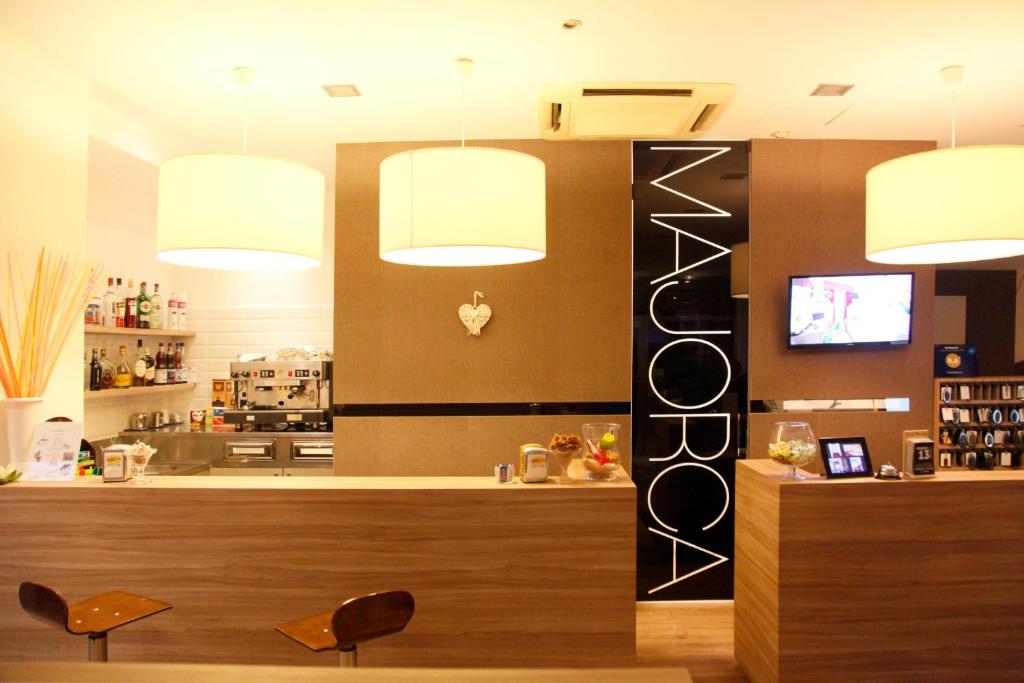 Příslušenství pro přípravu čaje a kávy v ubytování Hotel Majorca sul Mare in centro a Riccione