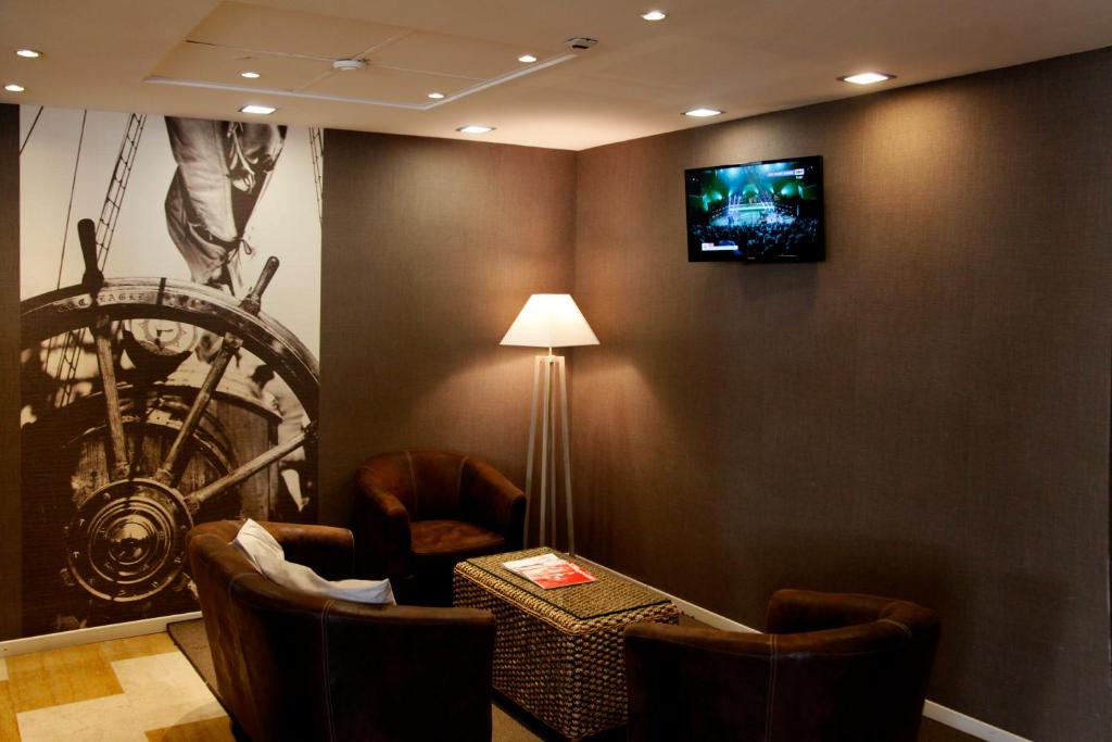 TV a/nebo společenská místnost v ubytování Hotel Majorca sul Mare in centro a Riccione