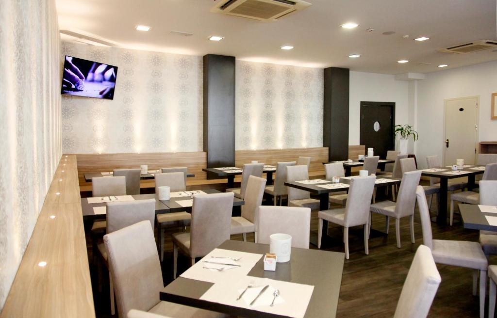 TV a/nebo společenská místnost v ubytování Hotel Majorca sul Mare in centro a Riccione