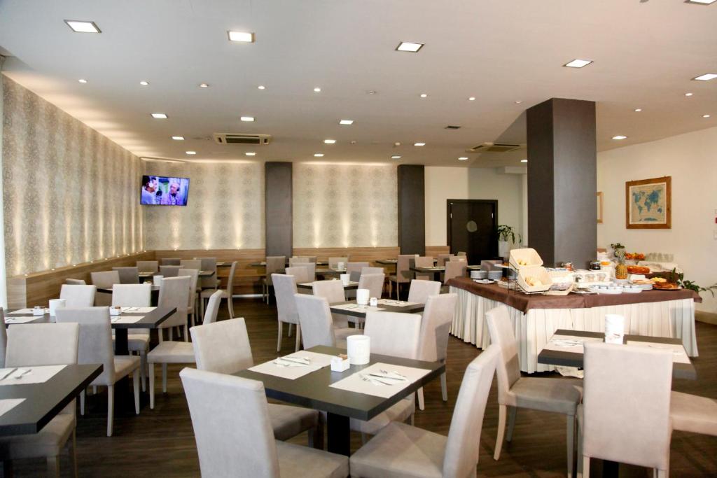 TV a/nebo společenská místnost v ubytování Hotel Majorca sul Mare in centro a Riccione