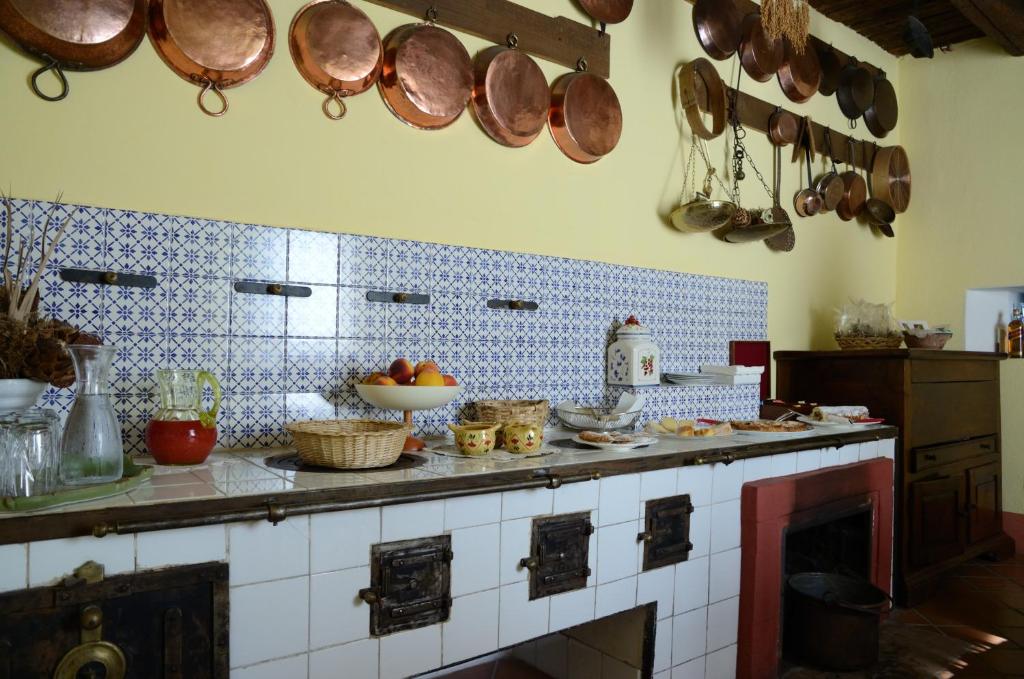 cocina con encimera con ollas y sartenes en La Zizzania e il Mandarino, en Roccagloriosa