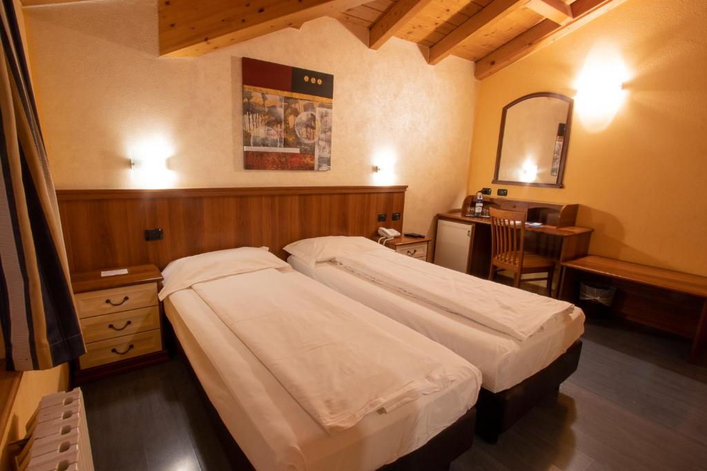 Postel nebo postele na pokoji v ubytování Hotel Bernina