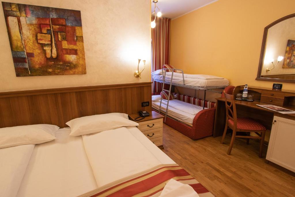 Postel nebo postele na pokoji v ubytování Hotel Bernina
