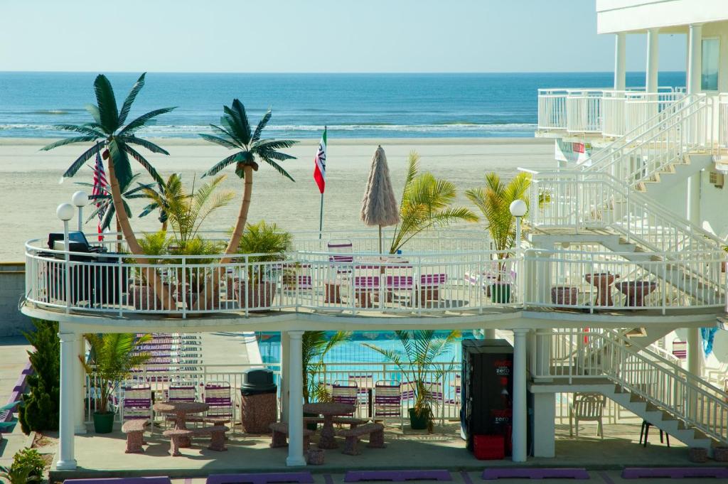 desde el balcón de un complejo con vistas a la playa en Coliseum Ocean Resort, en Wildwood Crest