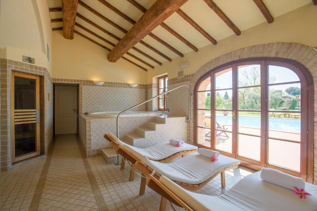 Bazén v ubytování Monsignor Della Casa Country Resort & Spa nebo v jeho okolí