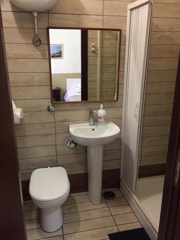 Koupelna v ubytování Hotel Vittorio Veneto Napoli