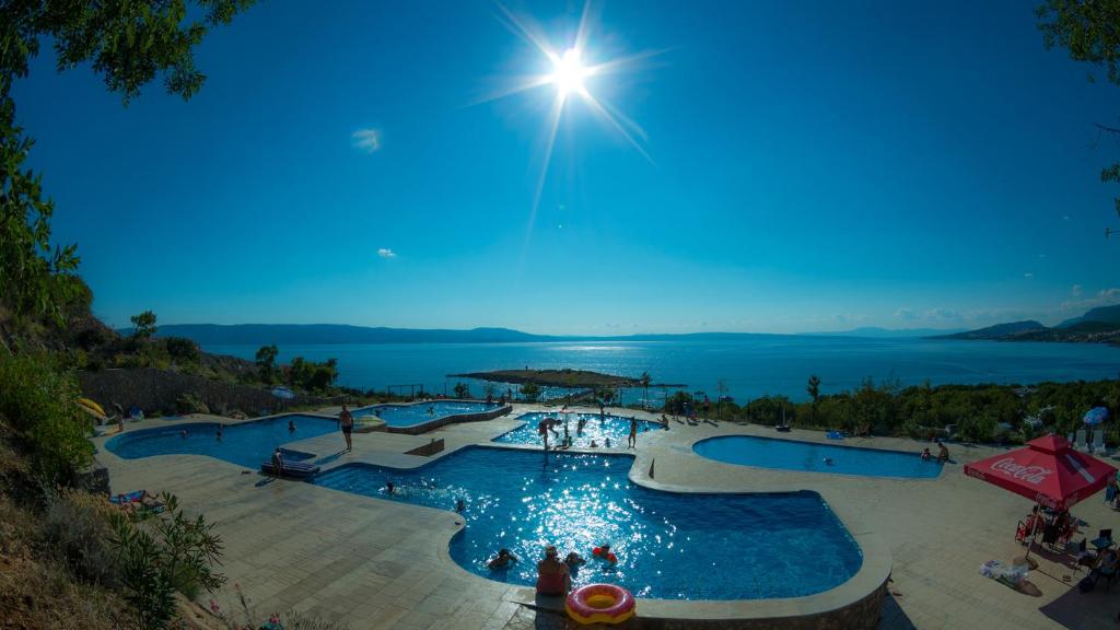 Vista de la piscina de Mobile Homes Camp Klenovica o alrededores