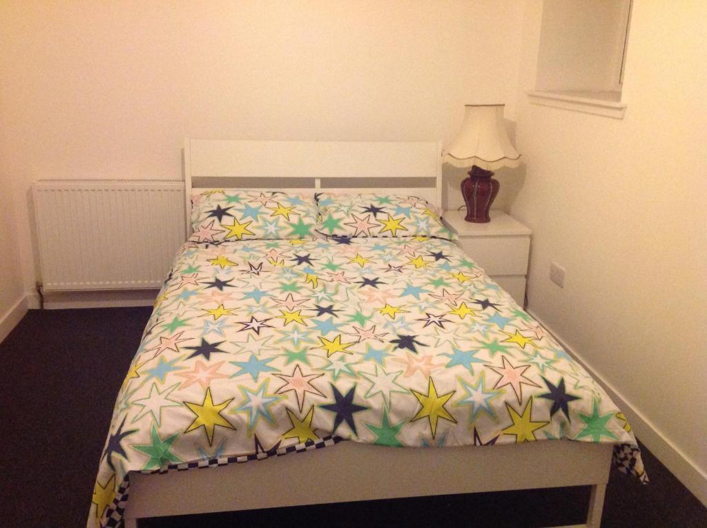 Una cama con un edredón con estrellas. en WESTEND PROPERTY, en Aberdeen