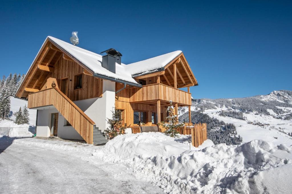 een huis bedekt met sneeuw met een sneeuwbedekte oprit bij Lüch Picedac in La Valle