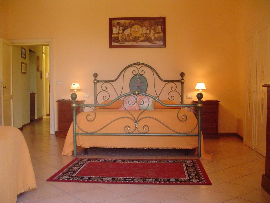 um quarto com uma cama num quarto em Casa Flavia em Orvieto