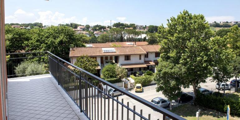 einen Balkon eines Hauses mit Parkplatz in der Unterkunft M161 - Marcelli, ampio quadrilocale a due passi dal mare in Marcelli
