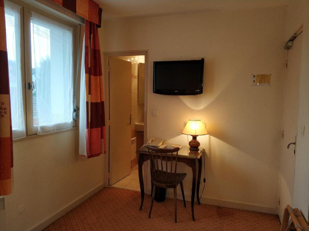 TV a/nebo společenská místnost v ubytování Logis Hotel Calisola Besançon - Soirée Etape