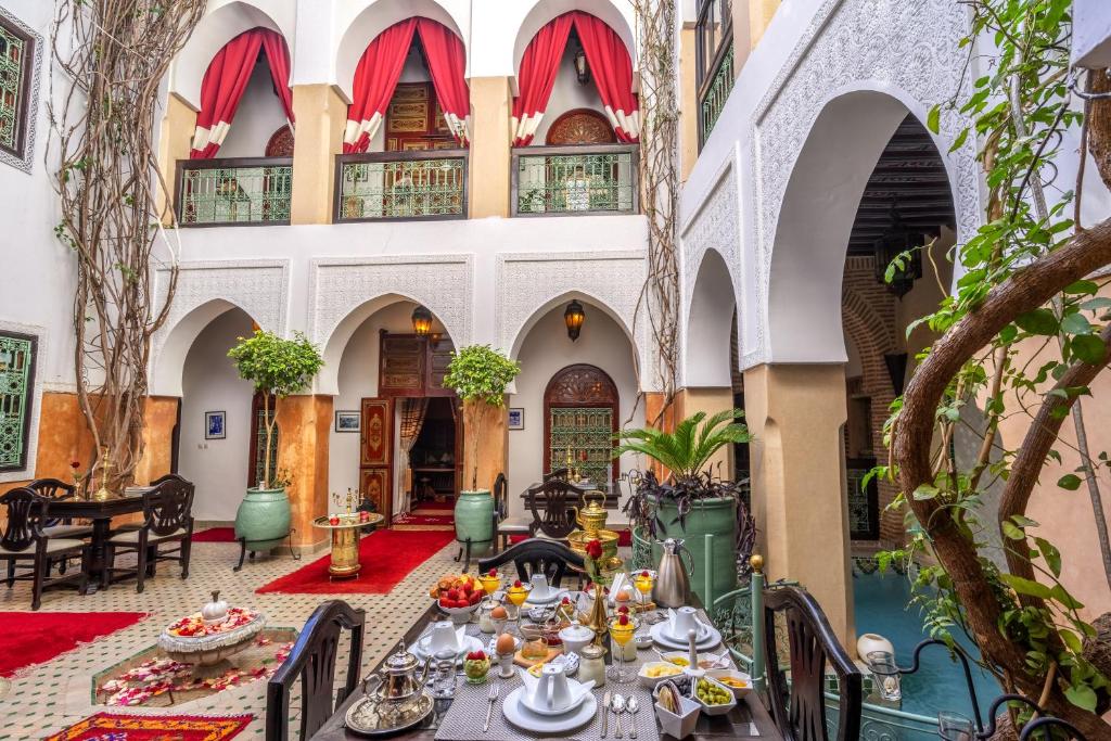 Un restaurante u otro lugar para comer en Riad Anabel