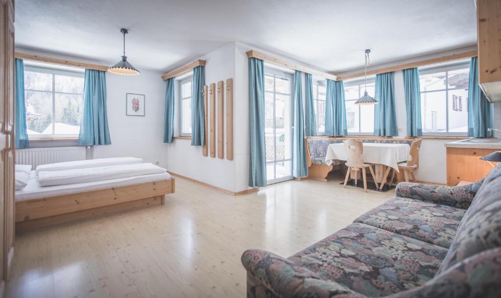 Postel nebo postele na pokoji v ubytování Almhaus Pfister OHG