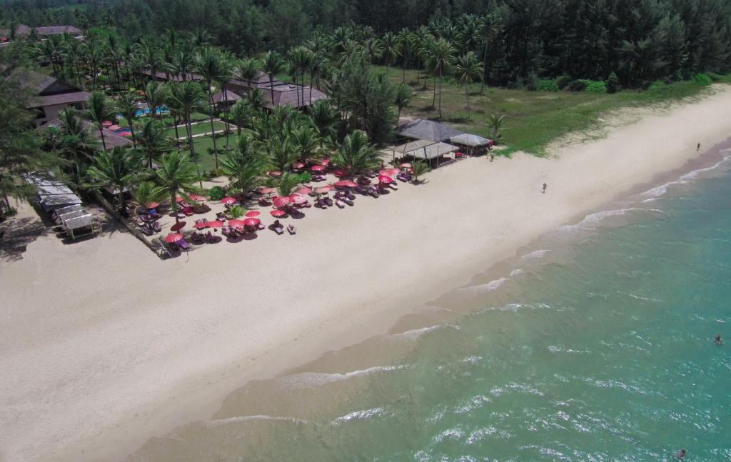eine Luftansicht auf einen Strand mit Stühlen und Sonnenschirmen in der Unterkunft Andamania Beach Resort, Khaolak - SHA plus in Khao Lak