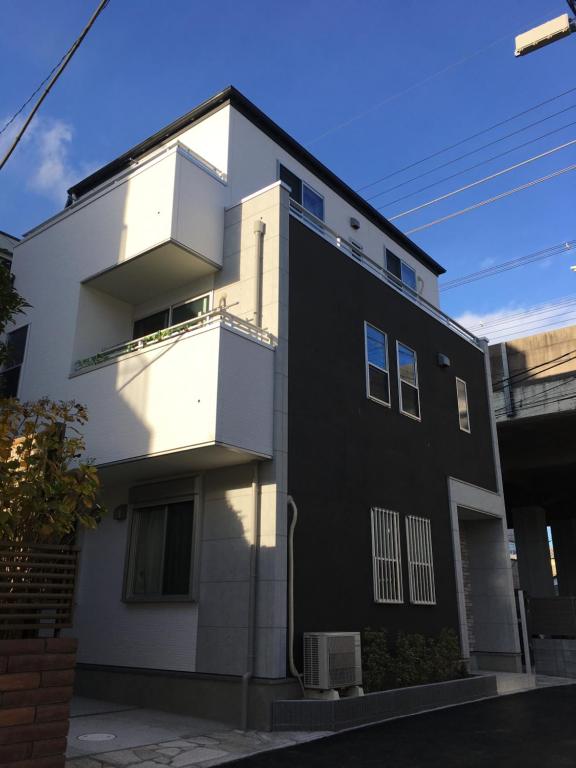 - un bâtiment noir et blanc avec un balcon dans l'établissement 竹内公寓, à Ichikawa
