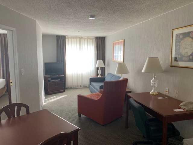 Host Inn an All Suites Hotel - Suite Royale