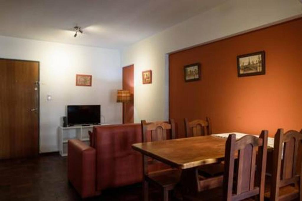 comedor con mesa, sillas y TV en Apartamento Pueyrredón en Córdoba