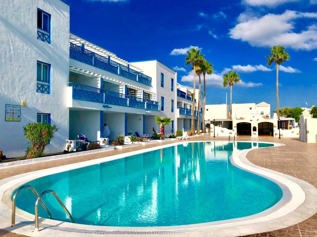 ein Schwimmbad vor einem Gebäude in der Unterkunft Aguazul 112, 118, 202, 216 in Puerto del Carmen