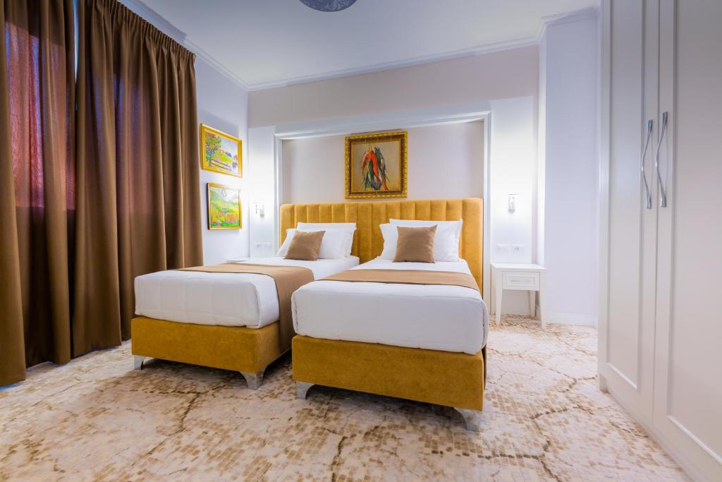 Postel nebo postele na pokoji v ubytování ART Hotel Tirana