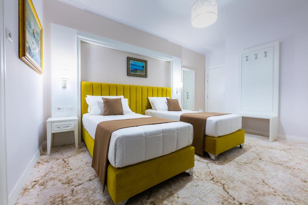 Postel nebo postele na pokoji v ubytování ART Hotel Tirana