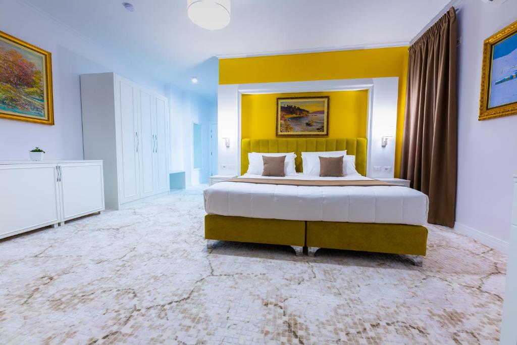 Postel nebo postele na pokoji v ubytování ART Hotel Tirana