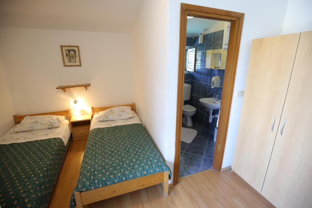 Postel nebo postele na pokoji v ubytování Apartment and rooms Roko