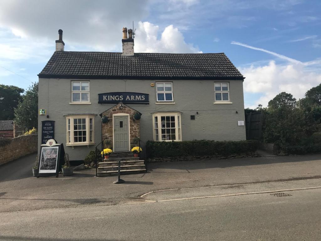 een gebouw aan de straatkant bij The Kings Arms (Scalford) in Melton Mowbray