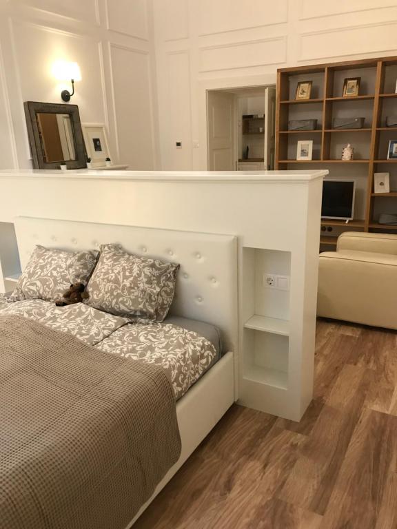 Habitación blanca con cama y sofá en Balance Green Door 7, en Budapest