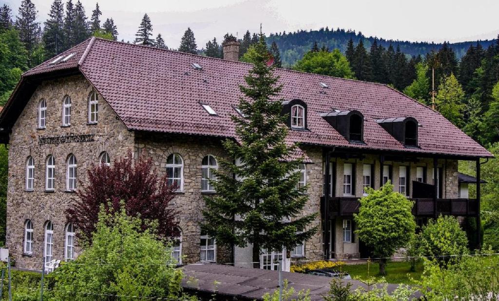 a large brick house with a red roof at Nationalparkresidenz in Lindberg