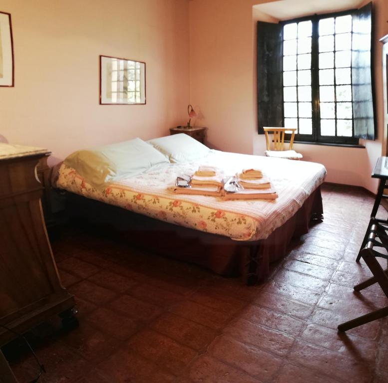 サルソマッジョーレ・テルメにあるRoom & Breakfast Nel Borgo Scipioneのベッドルーム1室(タオル付)