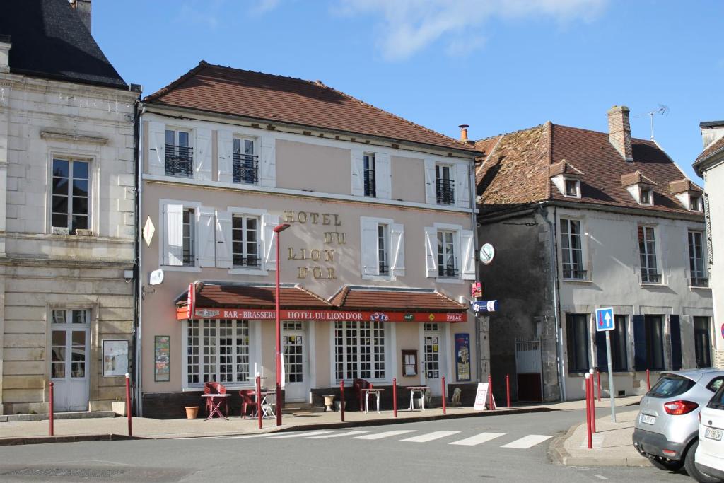 ein Gebäude an der Ecke einer Straße in der Unterkunft Hôtel du lion d'or in Coulanges-sur-Yonne